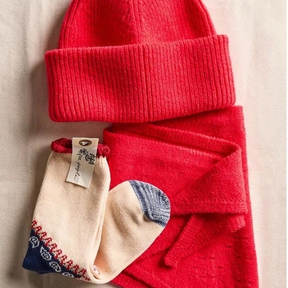 Free People Hat,Socks and Scarf Set..NWT  78 Retail